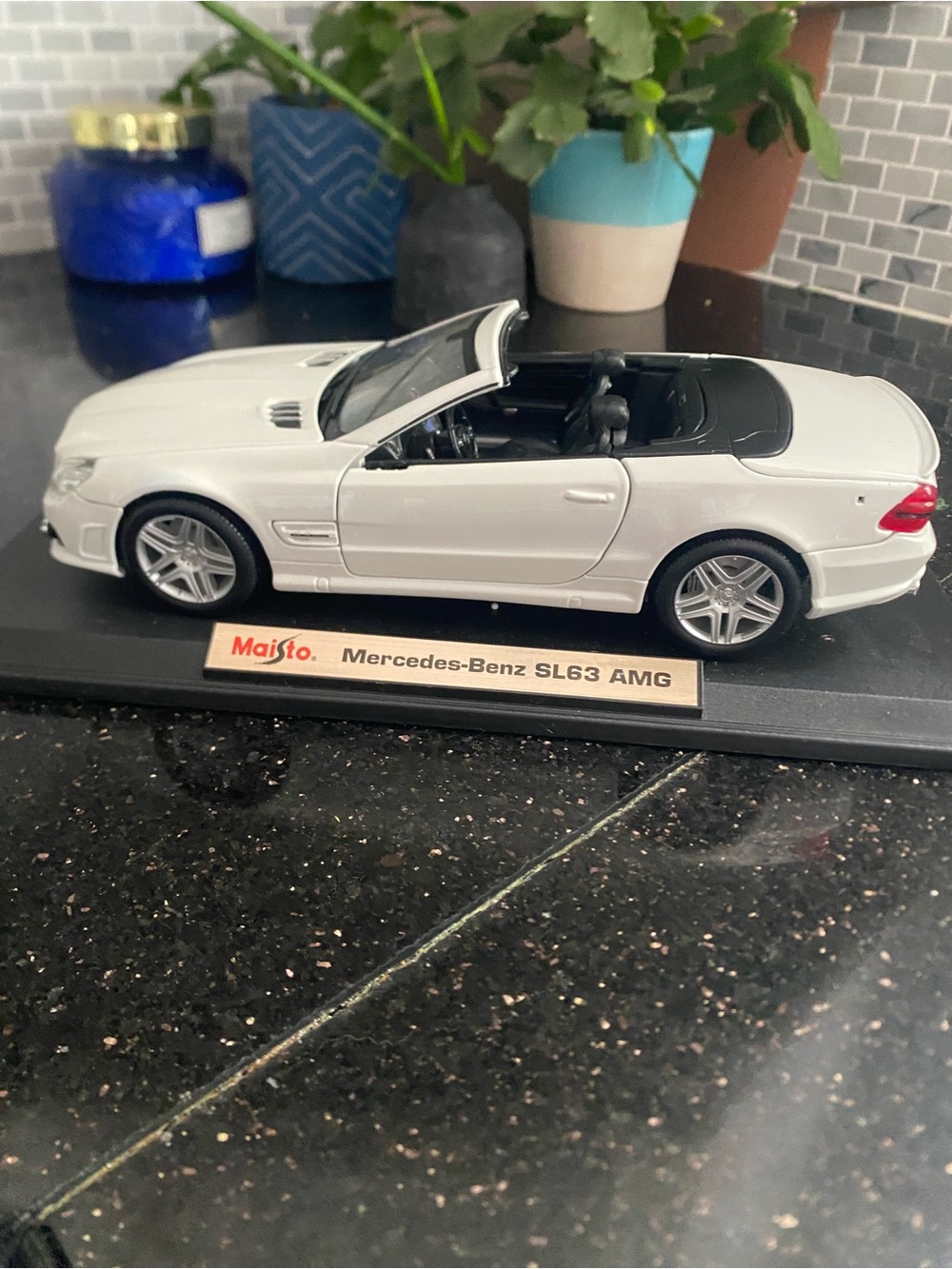 Maisto 1/18 White Mercedes-Benz SL63 AMG